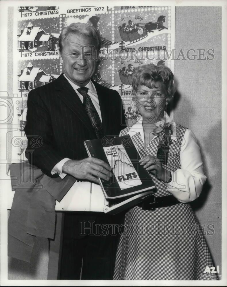 1973 Press Photo Eddie Albert &amp; Mrs Sally Haworth of Cleveland TB Association - Historic Images