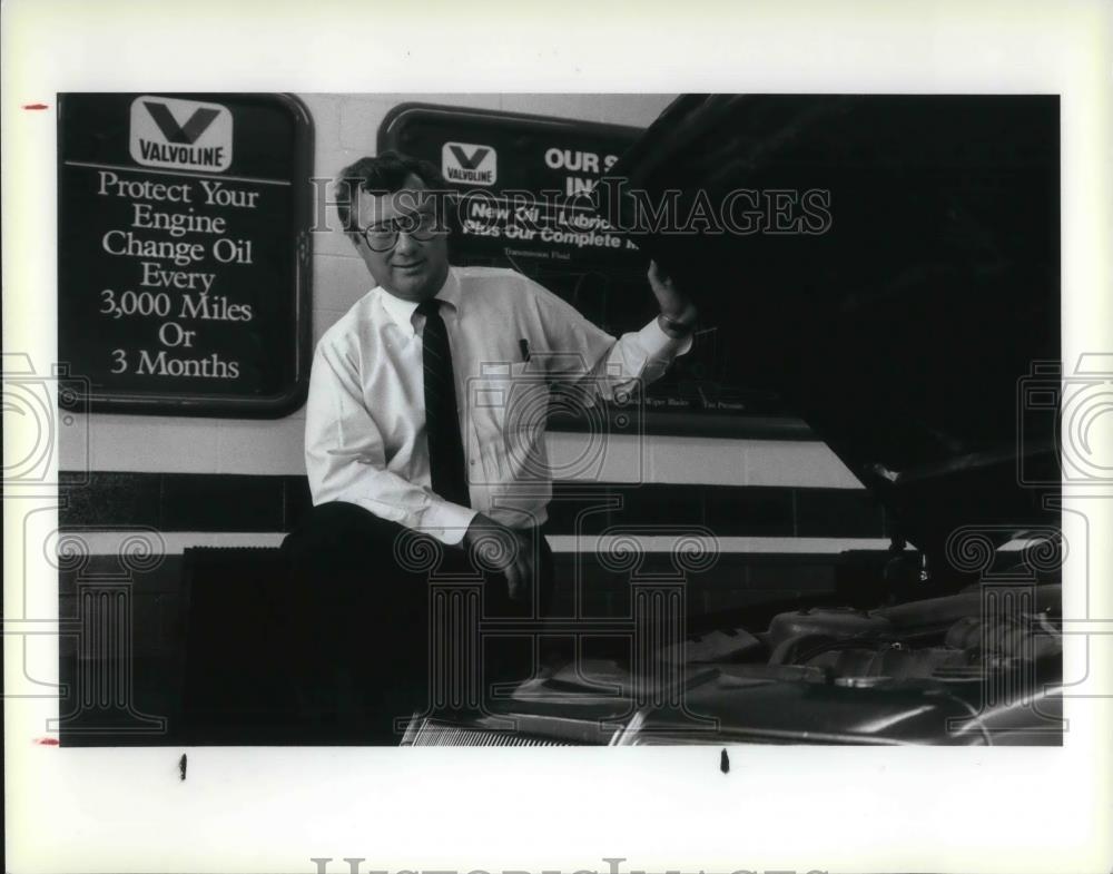 1988 Press Photo Robert Harbison President Valvoline Instant Oil Change - Historic Images