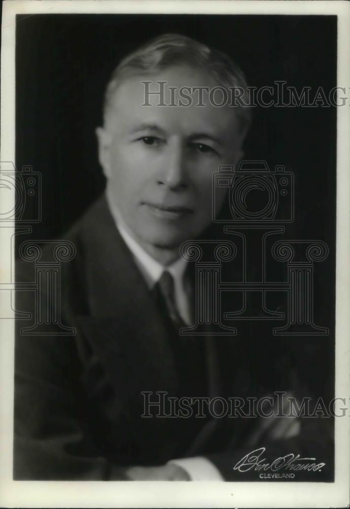 1946 Press Photo Carl D. Friebolin Lawyer Teacher Judge Satirist Cleveland Ohio - Historic Images