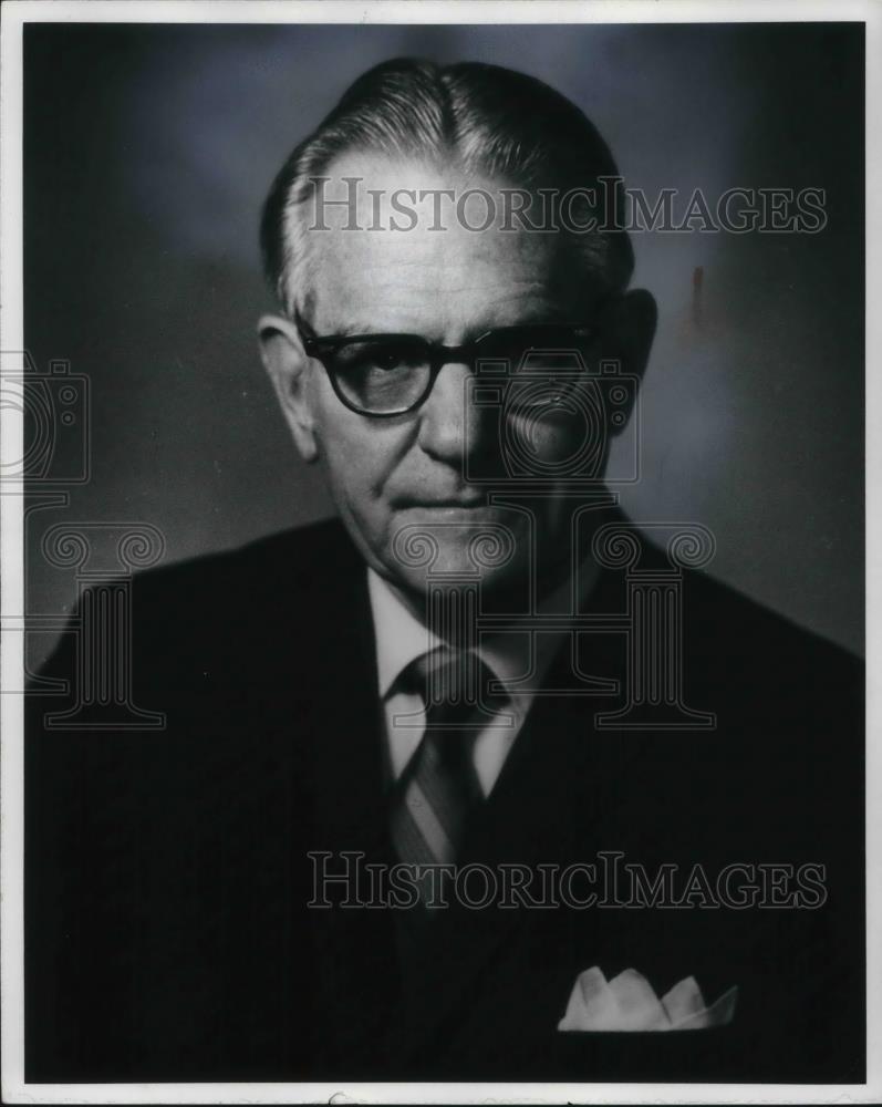1973 Press Photo Dr. Edward O. Harper Professor at Case Western Reserve Univ. - Historic Images
