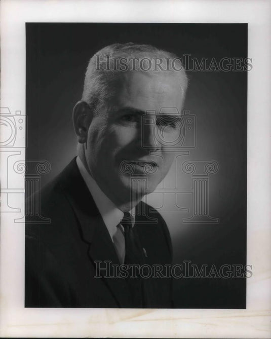 1975 Press Photo Charles Harris General Manger American Airlines Cleveland - Historic Images