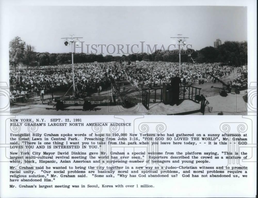 1991 Press Photo Evangelist Billy Graham Preaches to Audience in New York NY - Historic Images