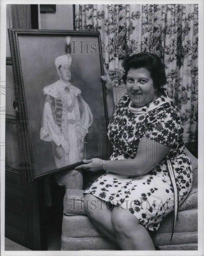 1971 Press Photo Mrs Storm Menhert Haller with Oil portrait - cvp15999 - Historic Images