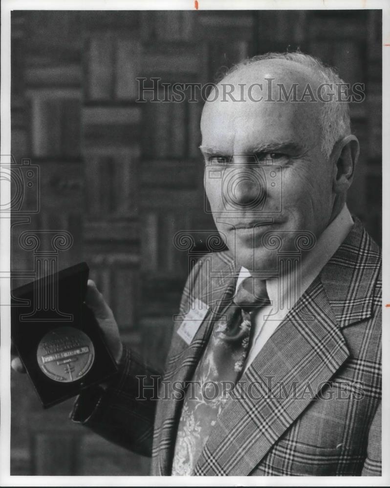 1975 Press Photo Dr David G Gullespie Lung Specialist Cleveland metro Hospital - Historic Images