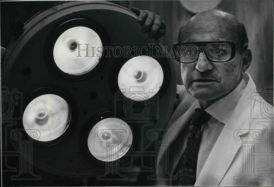 1977 Press Photo Dr. Robert A. Franklyn Hollywood Calif Plastic Surgeon - Historic Images