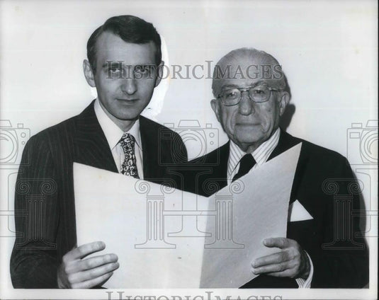 1973 Press Photo Dr Saul Genuth of Mt Sinai Hospital & Alex Miller - cvp11708 - Historic Images