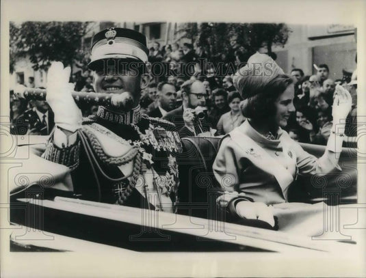 1965 Press Photo King Constantine of Hellenes takes wife on a tour of Greece - Historic Images