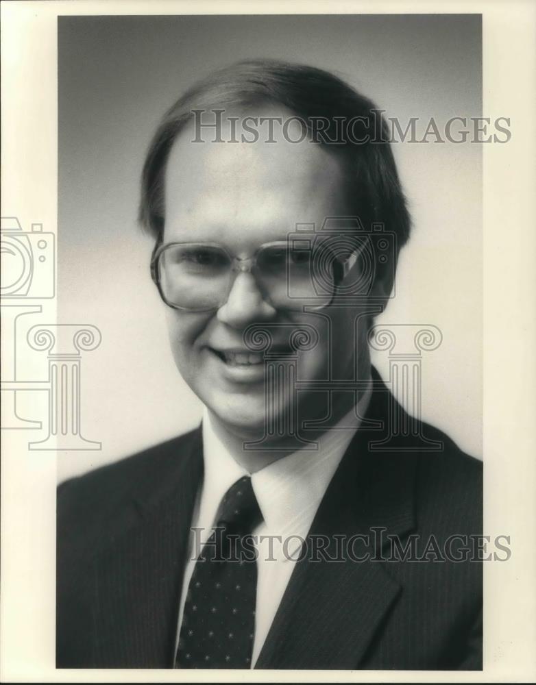1988 Press Photo Henry Dietz Vice President Controller Mills Hall Walborn - Historic Images