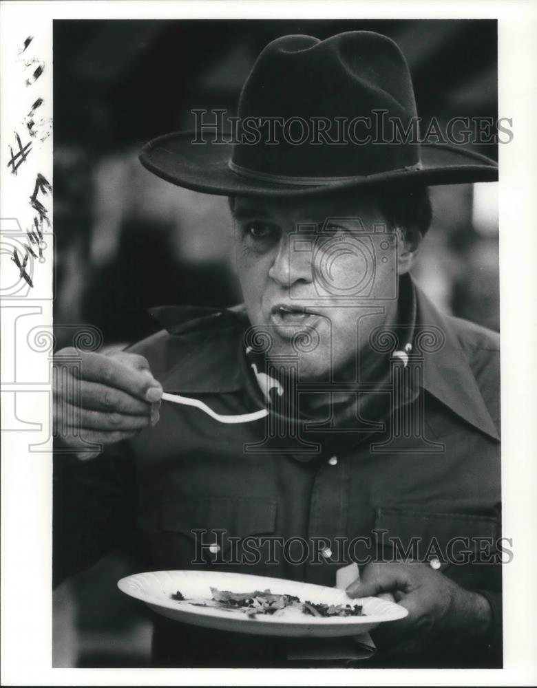 1991 Press Photo Bob Glass eats during event - cvp13983 - Historic Images