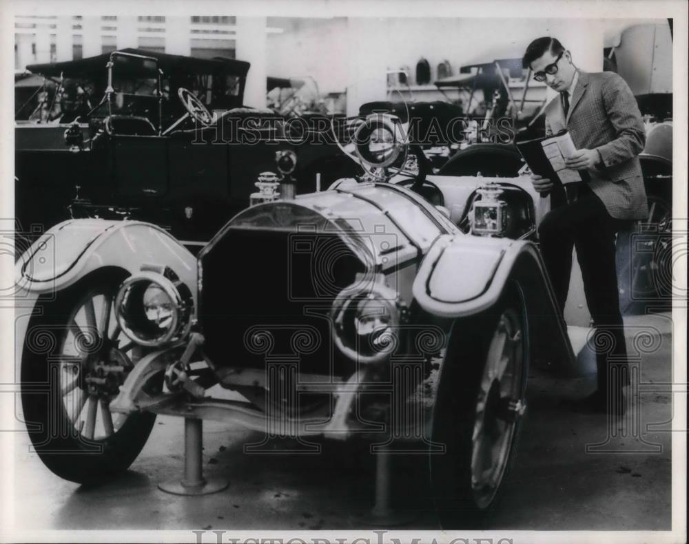 1971 Press Photo B. Gooding, Curator of Frederick C. Crawford