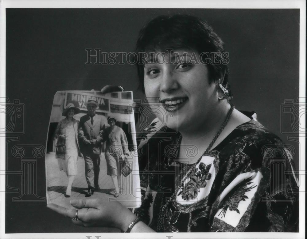 1994 Press Photo Dorothy Geisert holding photo of her Aunt and Sousa - cvp11653 - Historic Images