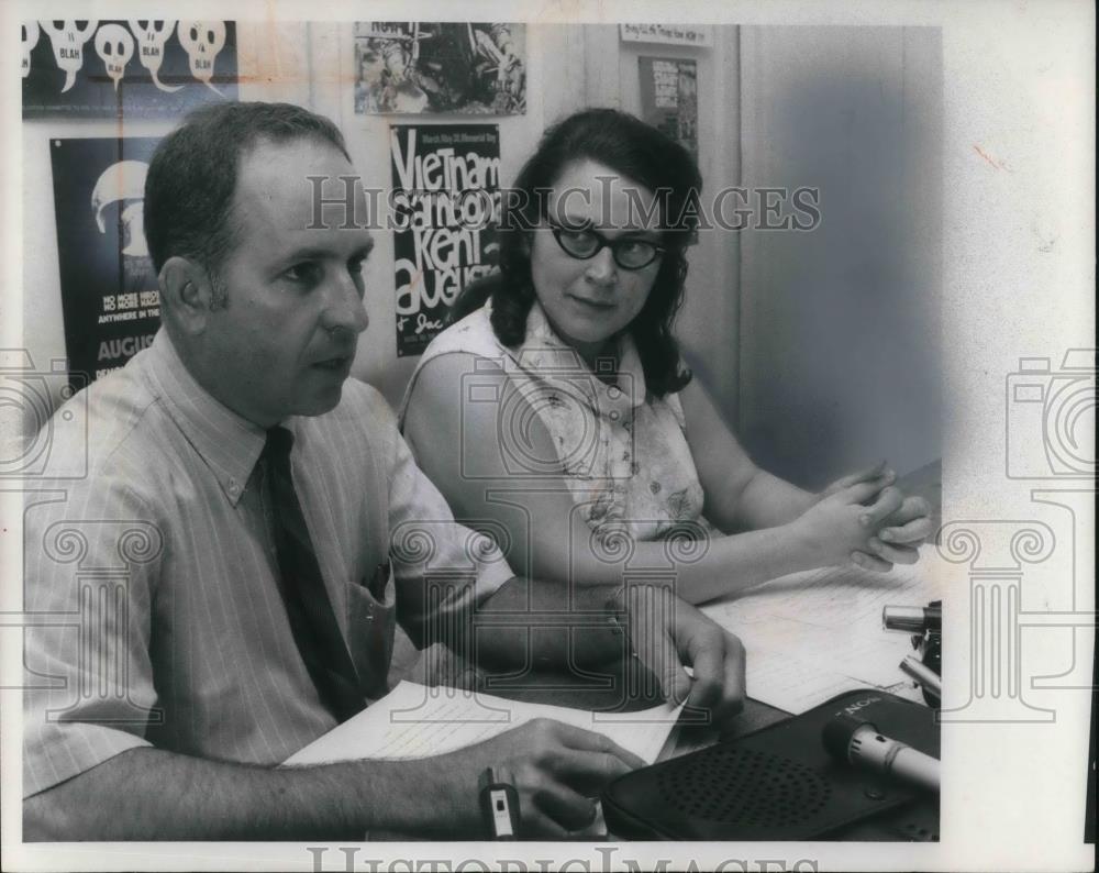 1970 Press Photo Jerry Gordon and Mrs. Katie Baird at press conference - Historic Images