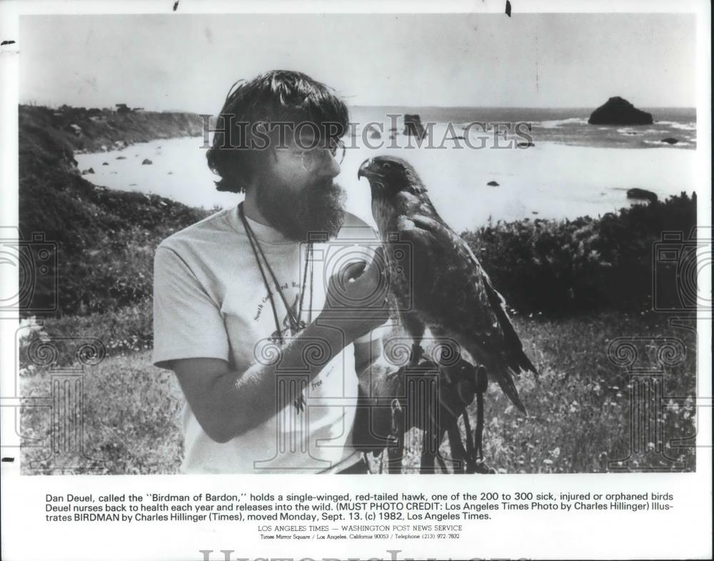 1982 Press Photo Dan Deuel Birdman of Bardon Nurses Sick Birds Red Tailed Hawk - Historic Images