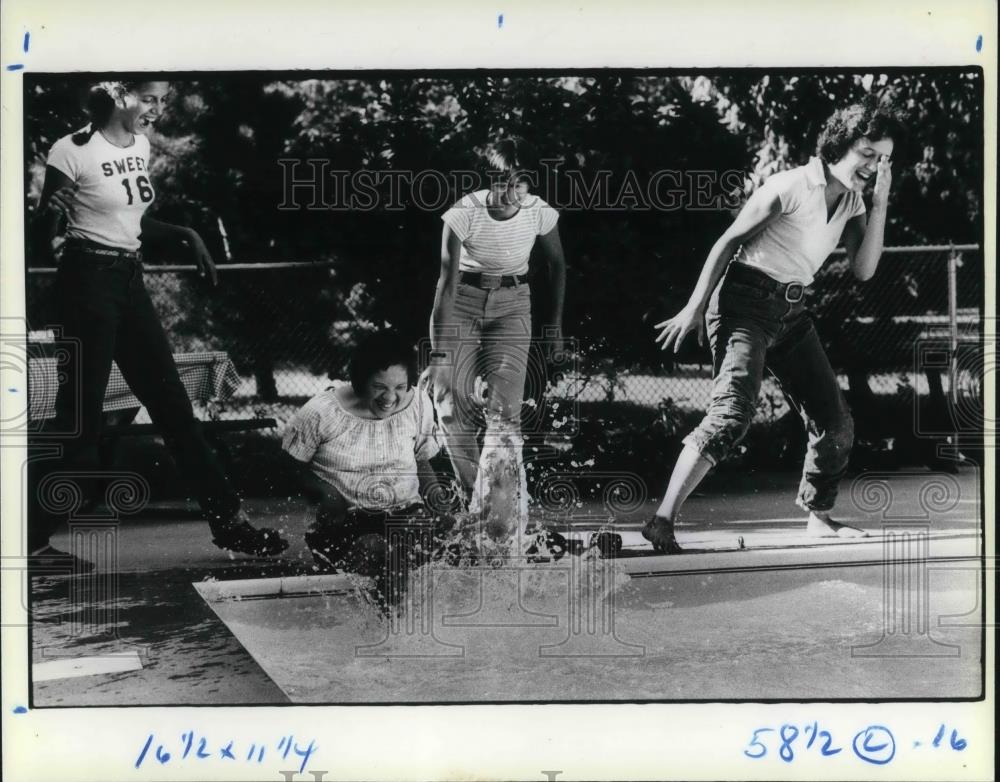 1979 Press Photo Lynda Fanara at family pool with family Rosemarie Annetty Carol - Historic Images