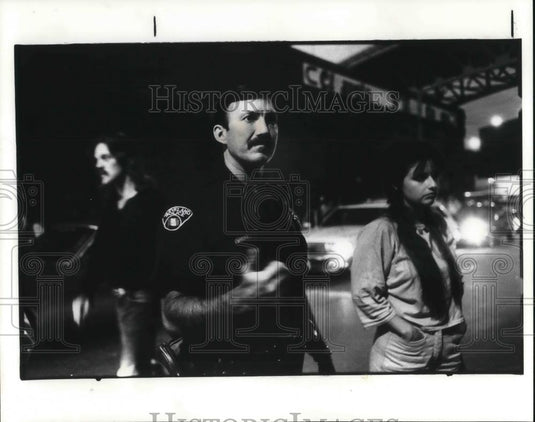 1985 Press Photo Patrolman John Gannon works Old River Road Cleveland Ohio - Historic Images