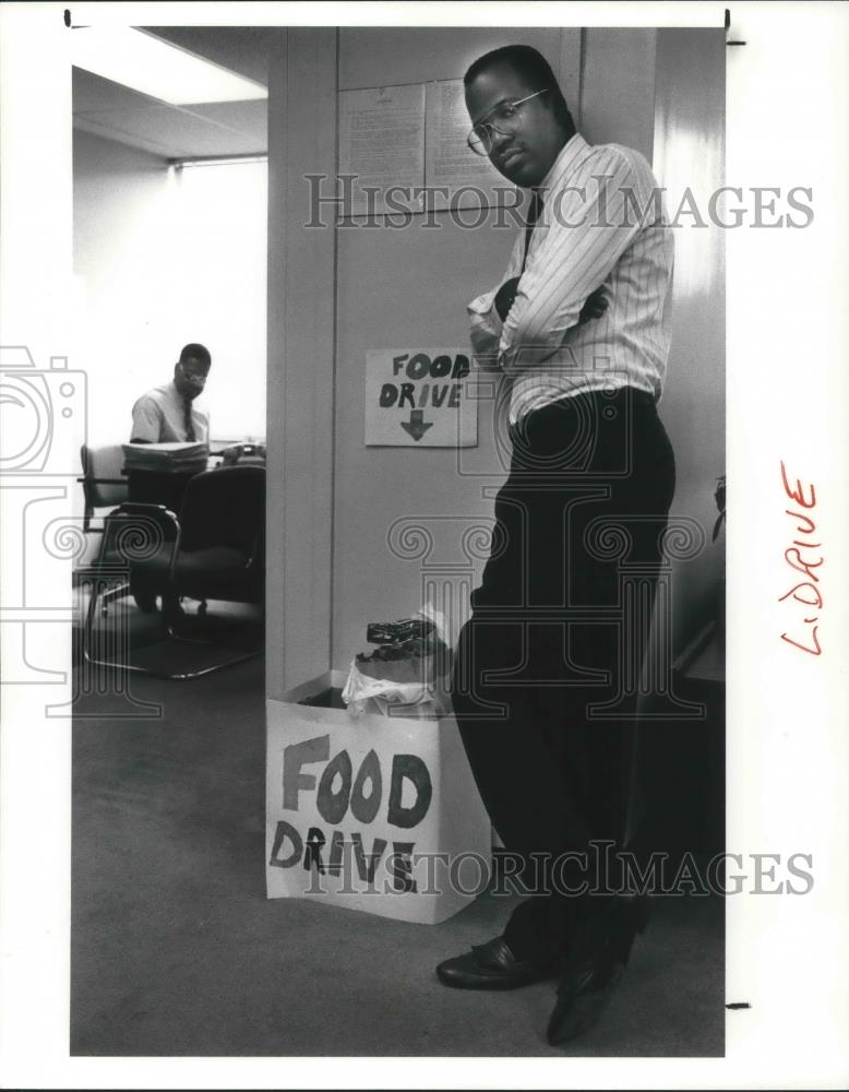 1991 Press Photo Kevin Conwell Operation Helping Hand Chairman Food Drive - Historic Images