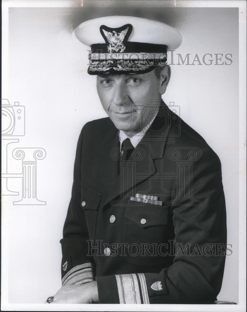 1975 Press Photo Rear Admiral James S. Gracey Commander 9th Coast Guard District - Historic Images