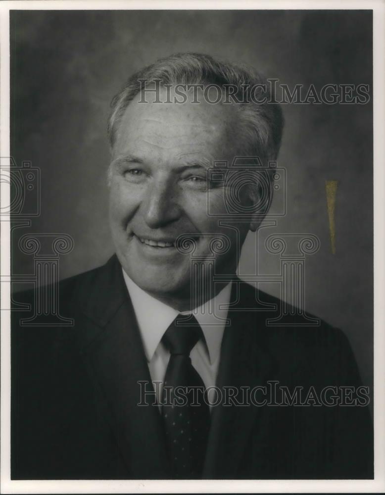 1988 Press Photo Dell L. Duncan Chairman &amp; CEO of Commerce Exchange Bank - Historic Images