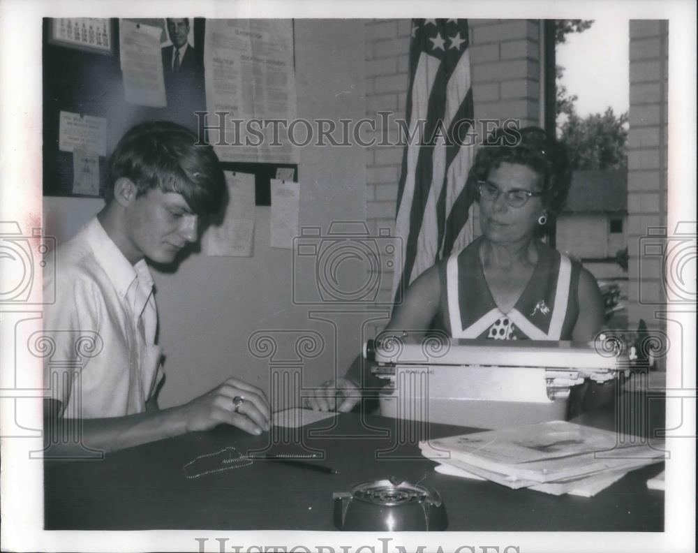 1970 Press Photo Mrs. Roger Duggan Executive Secretary Tuscarawas James Hill - Historic Images
