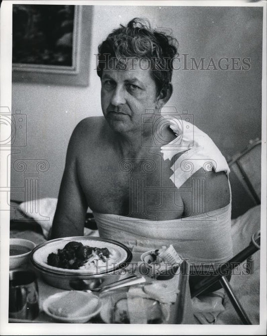 1974 Press Photo Patrolman William Beranek Wounded In Robbery Shootout - Historic Images