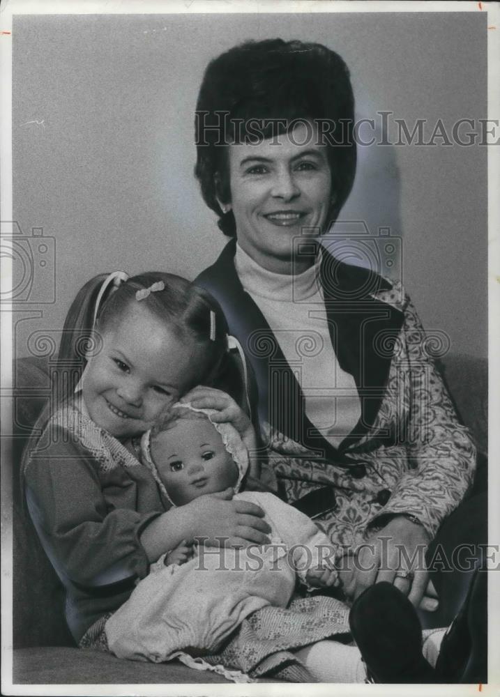 1976 Press Photo Martha Gilbert paid pregnancy leave case vs. General Electric - Historic Images