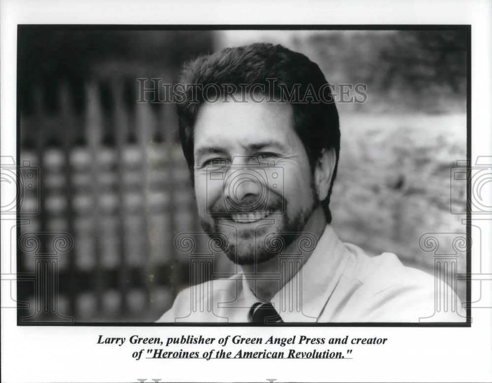 1998 Press Photo Larry Green, publisher of  Heroines of the American Revolution - Historic Images