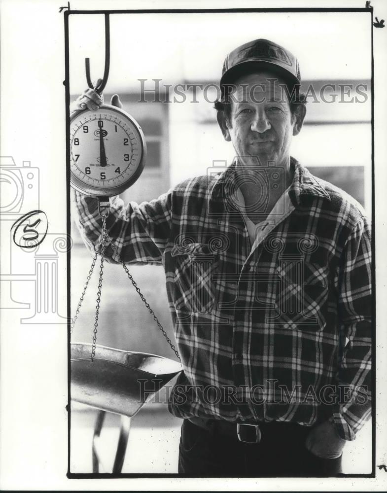 1984 Press Photo Sonny Dwosh West Side Market Produce operator - cvp06471 - Historic Images