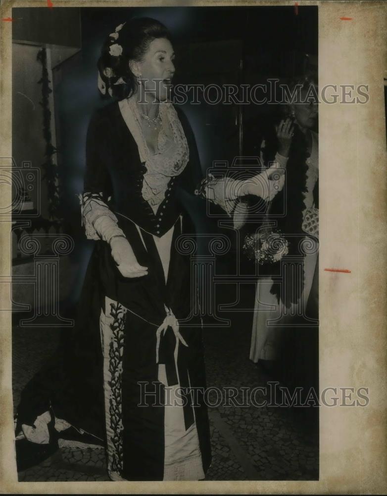 1975 Press Photo Mrs Williams Evans Entertainment Chairman in Gown from 1870 - Historic Images