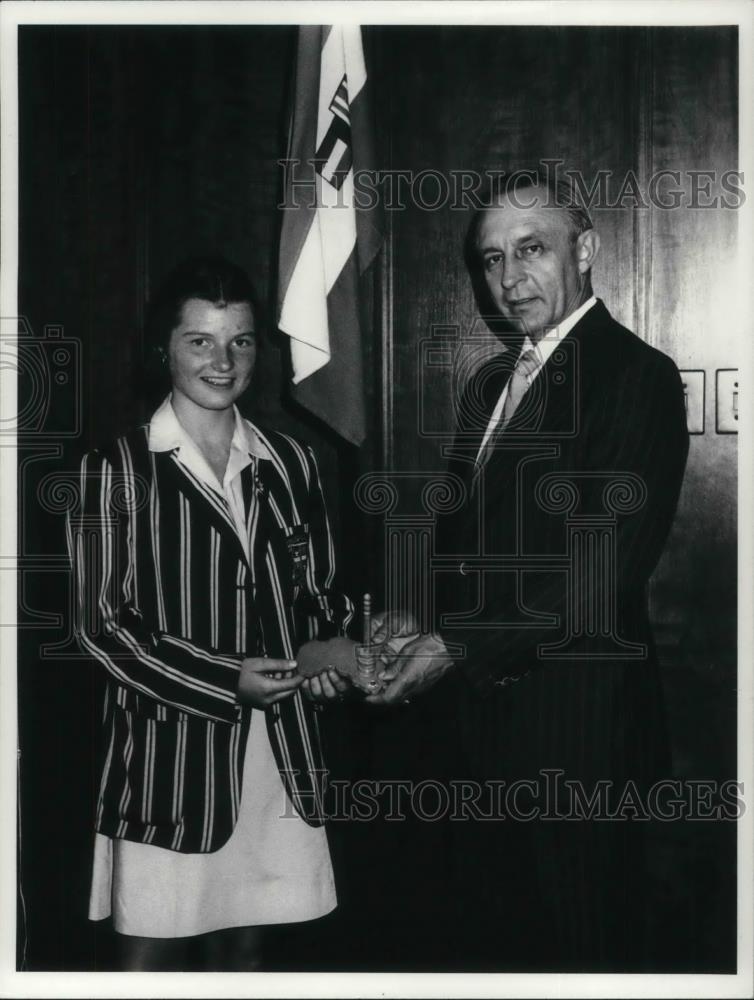 1976 Press Photo Mimi Fenton American Field Service Scholars &amp; Mayor Botha - Historic Images