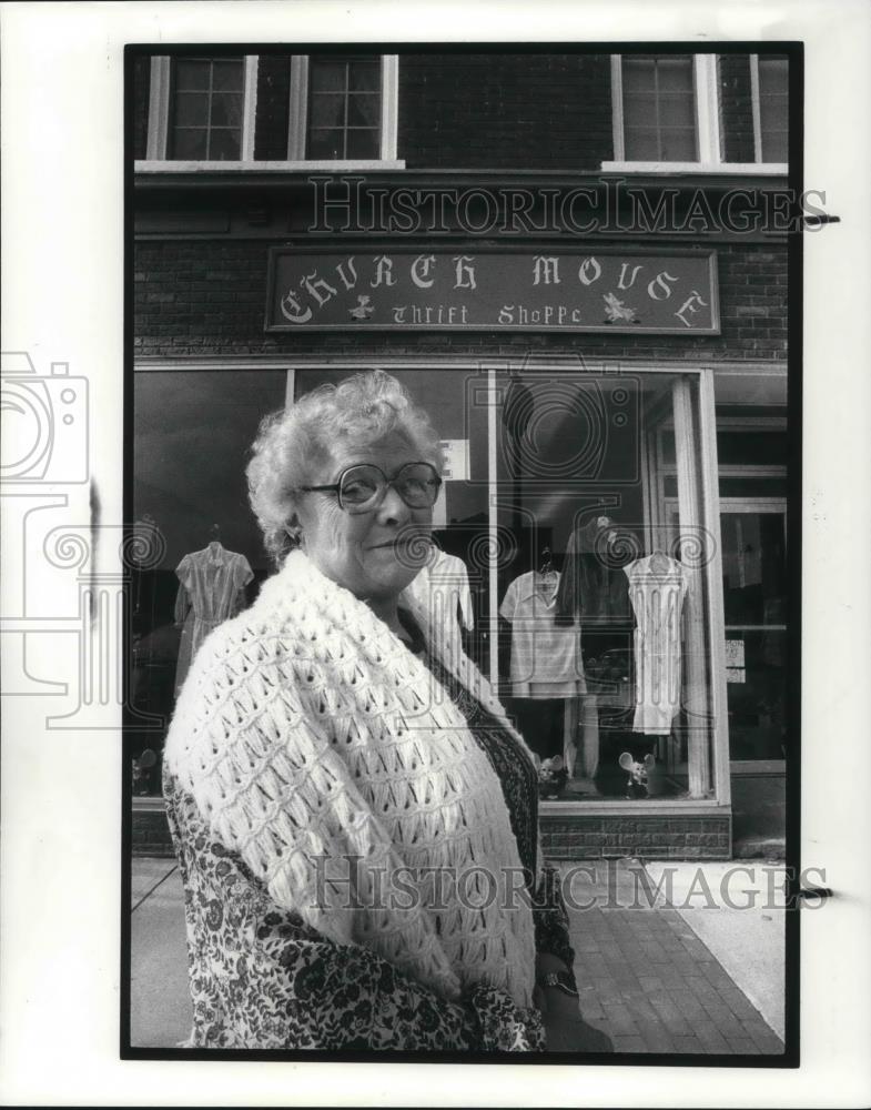 1988 Press Photo Mary Hall outside The Church Mouse store - cvp17273 - Historic Images