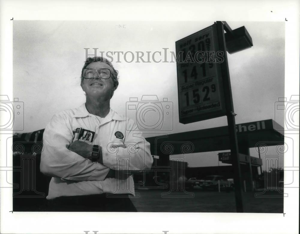 1990 Press Photo Michael Grogran Shell Gas Attendant - cvp16740 - Historic Images