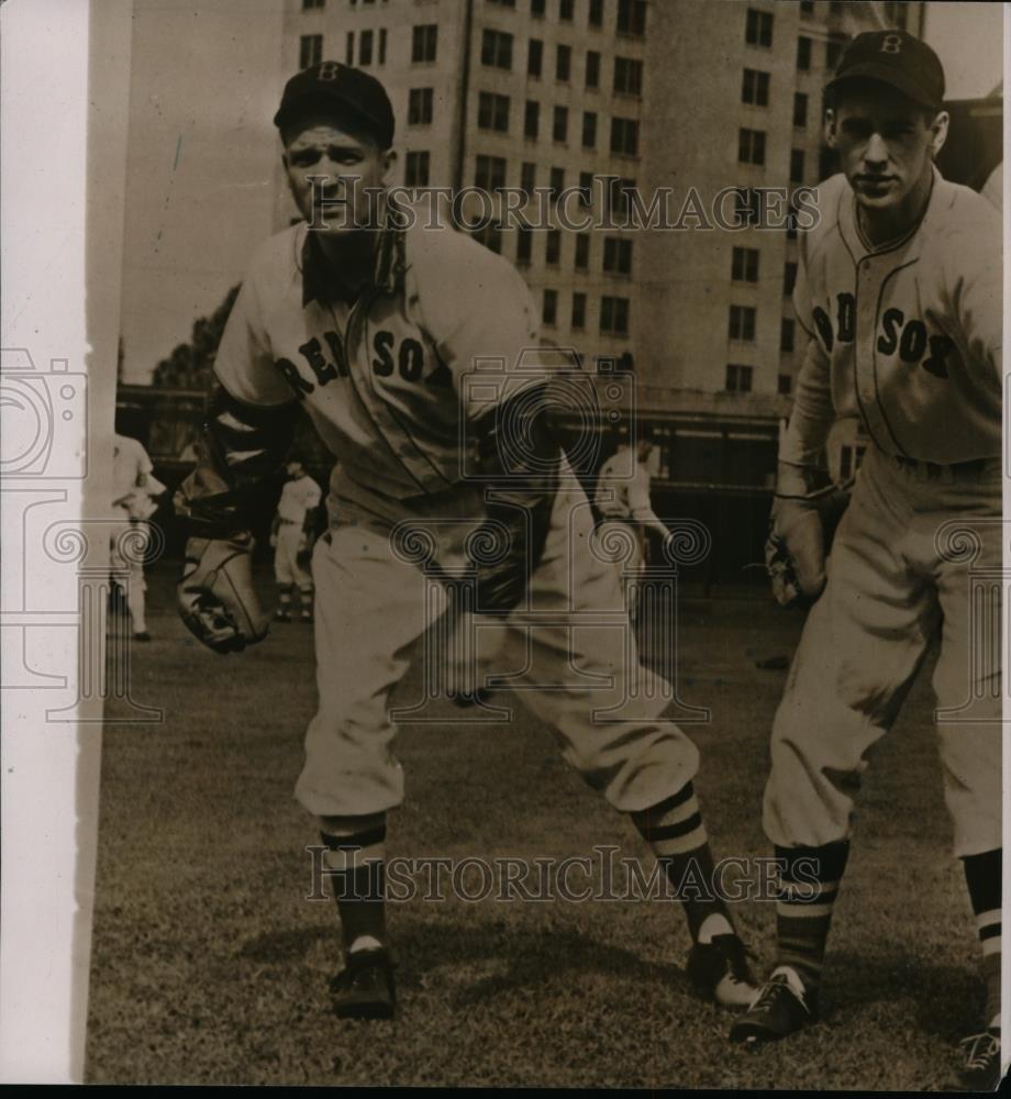 1940 Press Photo Boston Red Sox Mickey Harris &amp; another player training camp - Historic Images