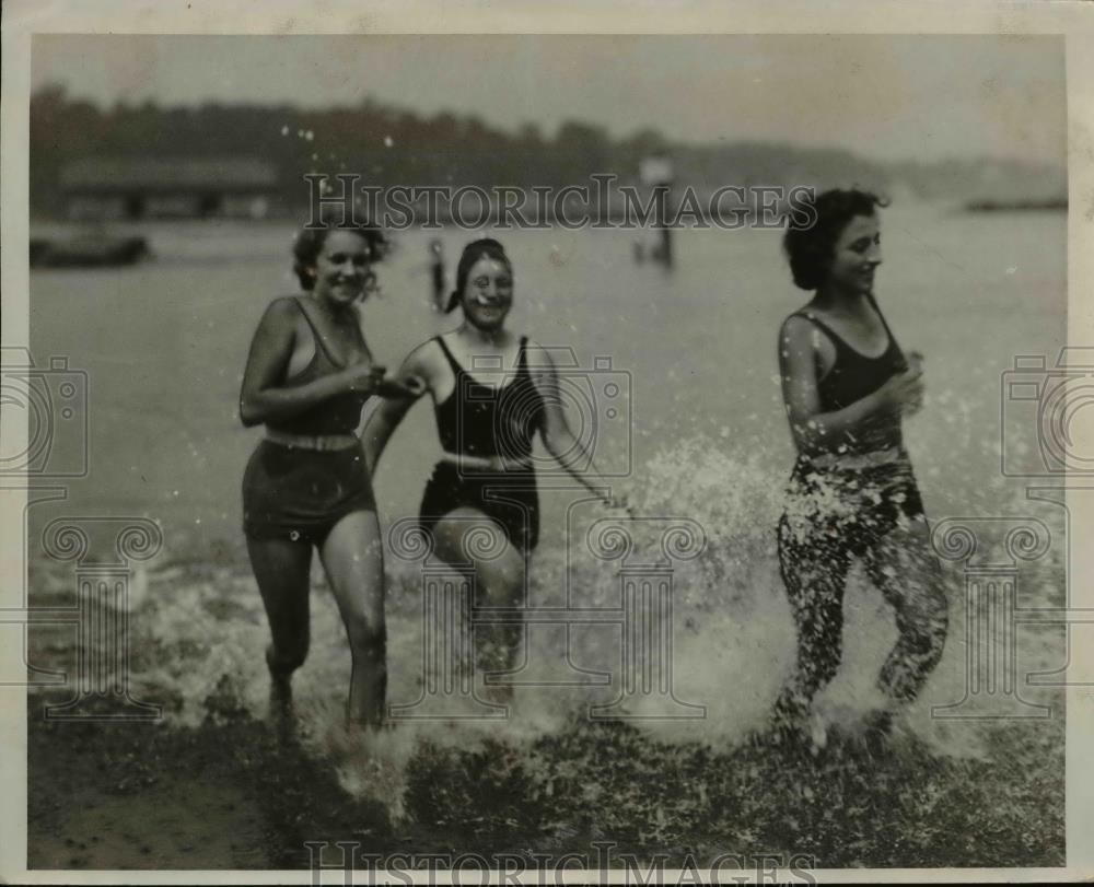 1932 Press Photo Constance Black Helen Nagy Lena Santell run through water - Historic Images