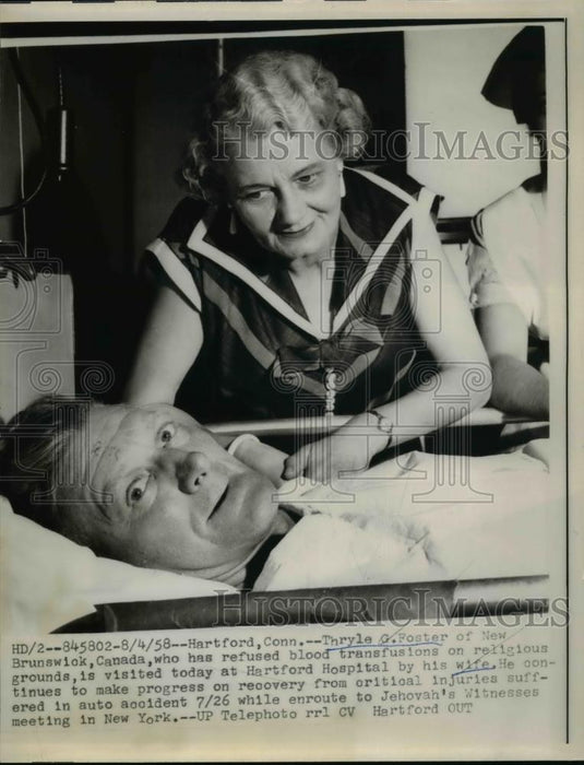 1958 Press Photo Thryle Foster & wife at hospital in Hartford Ct from car crash - Historic Images