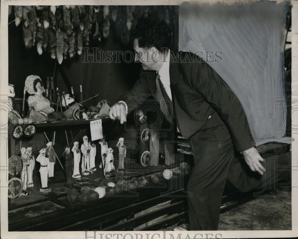 1944 Press Photo Mayor Lausche at tghe Mediva County Fare Midway - nee68527 - Historic Images