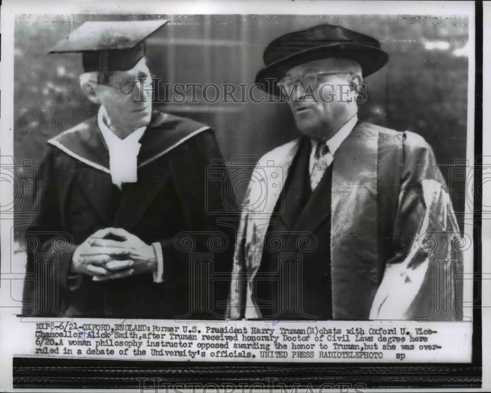 1956 Press Photo Former President Harry Truman talks with Oxford Vice Chancellor - Historic Images