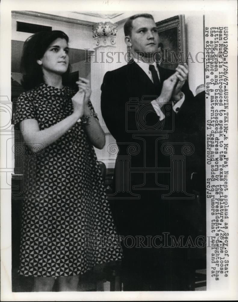 1967 Press Photo Mr and Mrs Pat Nugent applaud Dean Rusk to speak Austin Texas - Historic Images