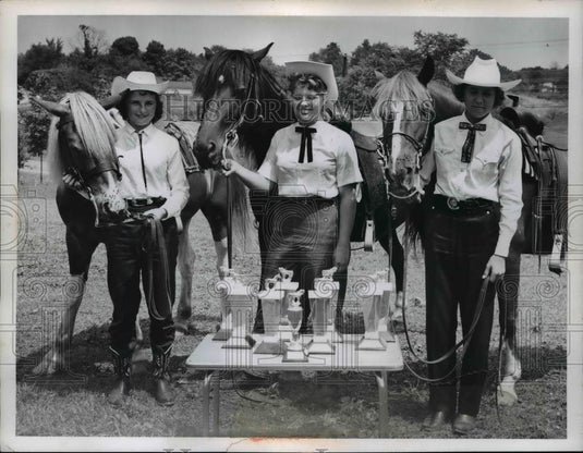 1959 Press Photo Awarding Ceremony At The Horse Show - nee92633 - Historic Images