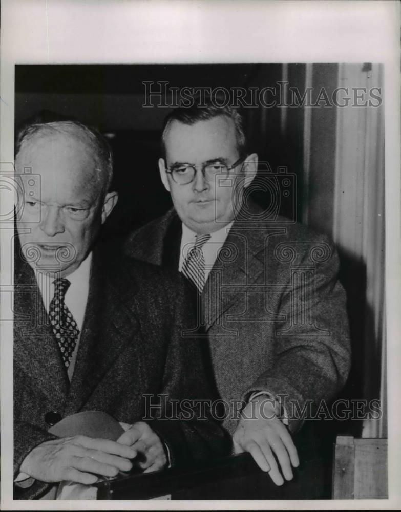 1952 Press Photo President Dwight Eisenhower with Arthur Vandenberg Jr. - Historic Images