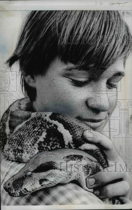1967 Press Photo Hugh Davis of Austin with his seven foot Boa Constrictor - Historic Images