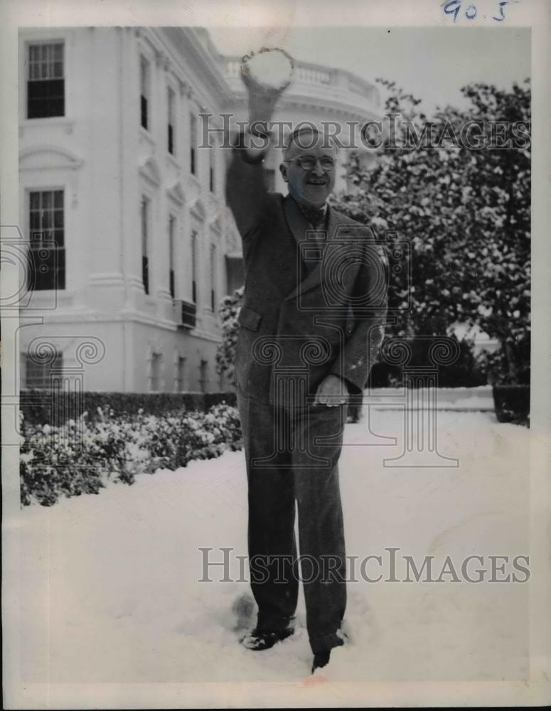 1945 Press Photo President Truman Holding A Snowball Outside The White House - Historic Images
