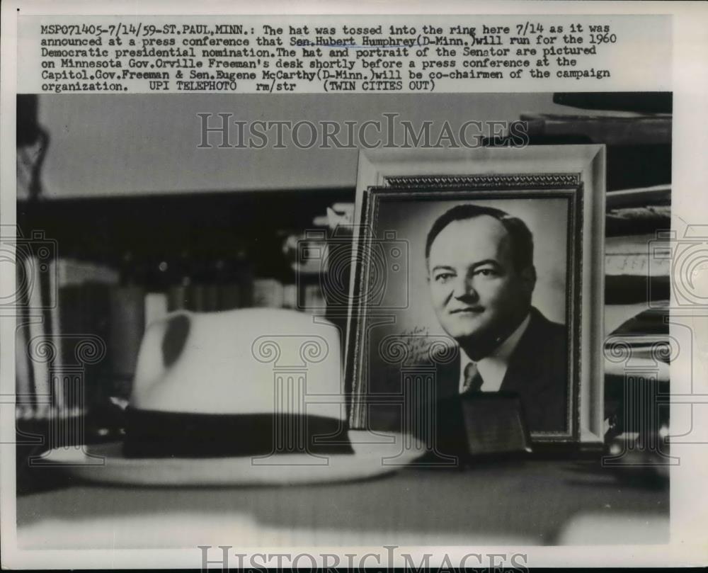 1959 Press Photo Sen Hubert Humphrey portrait and hat at Gov. Freeman's desk - Historic Images