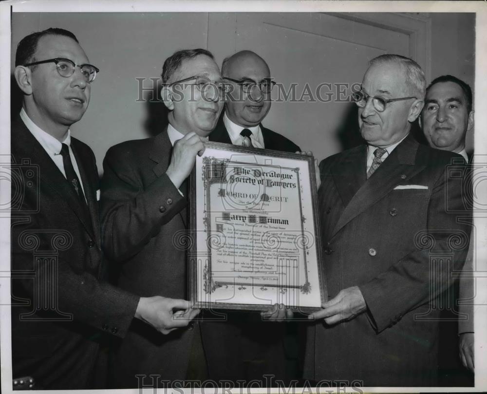 1953 Press Photo Former President Harry Truman holds plaque - nee91861 - Historic Images