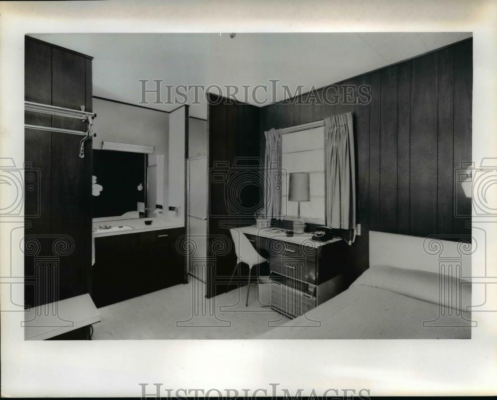 1964 Press Photo Interior of a guest room at the Holiday Inn - nee92475 - Historic Images