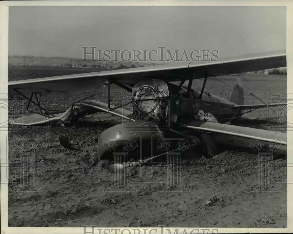 1939 Press Photo Wrekage Plane in the bean field test pilot killed in air plunge - Historic Images