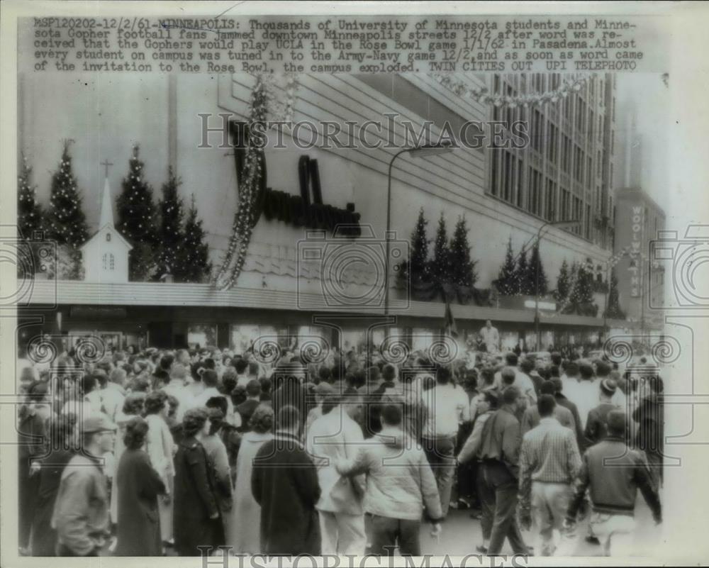 1961 Press Photo Univ. of Minnesota students jammed downtown after football game - Historic Images