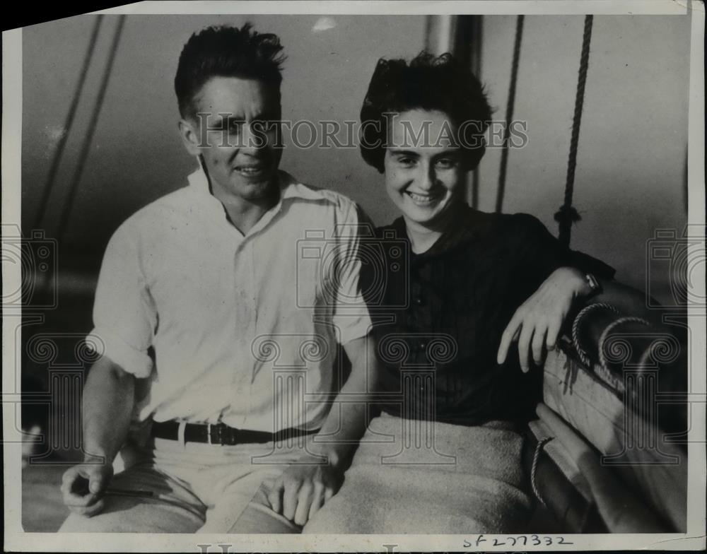 1934 Press Photo Mr and Mrs Albert Halberson in their 48-foot Schooner - Historic Images
