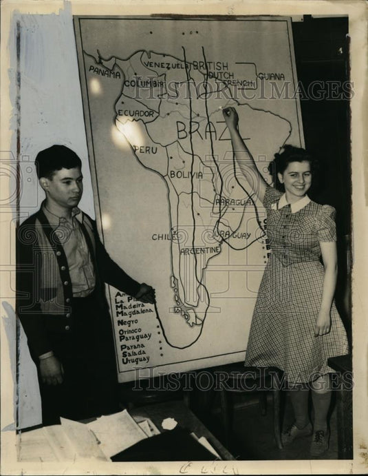 1941 Press Photo Anthony Bailone, Jennie Sericca at map at Collinwood Jr HS - Historic Images