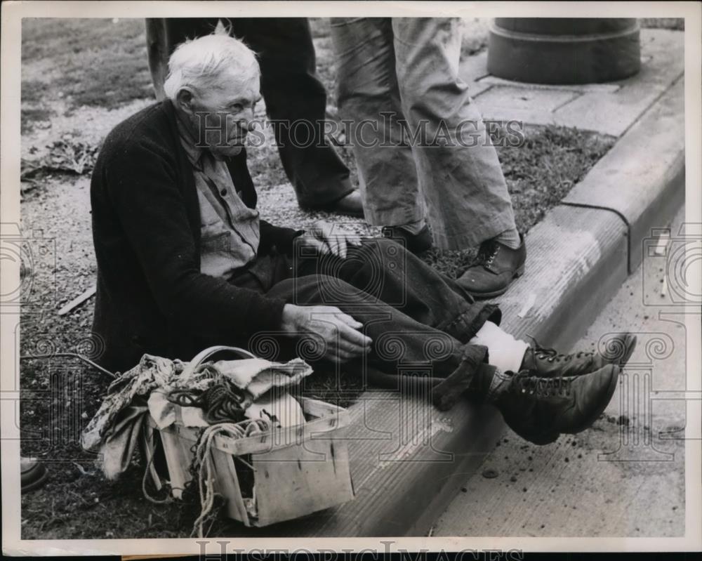 1948 Press Photo Andrew Sinkosky waits for ambulance at accident in Cleveland - Historic Images