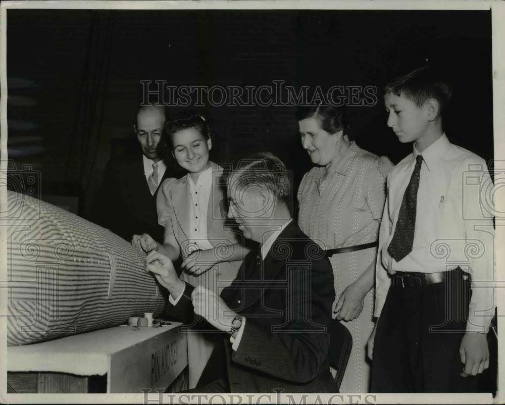 1940 Press Photo Henry Wallace,Sec. of Agriculture tries a hand mattress making - Historic Images